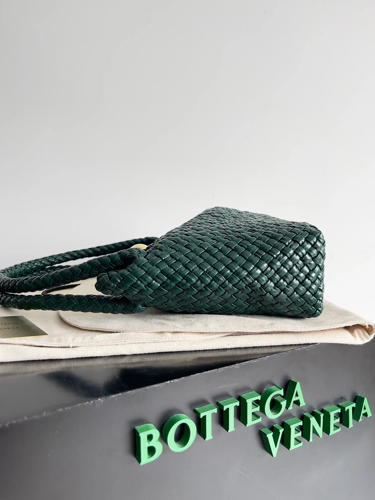 Batch 5760 BV collectible small woven handbags are really YYDS!! Bottega Veneta’s most classic small woven handbags are back! ! We use the highest quality leather with the highest craftsmanship❤️ to create the most expensive works. We have created the original Intrecciato leather weaving process❤️ This unique traditional exclusive leather weaving method has not only become our logo but also reflects the time-consuming and labor-intensive craftsmanship of our products❤️ The new TOSCA handbag must be a selection worth collecting🆕⚠️⚠️Babies, malachite can be sold separately and can be assembled by yourself Style number: 716974 Size: 27*9*18cm